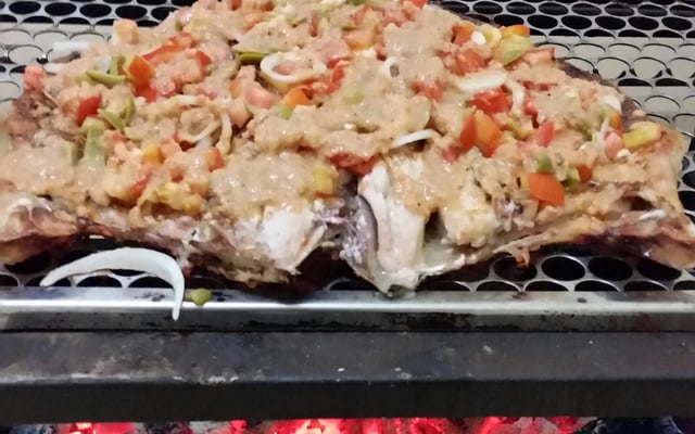 Peixe assado na brasa