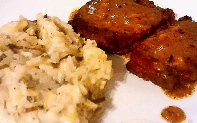 Filé mignon ao molho de mostarda com risoto de alho-poró