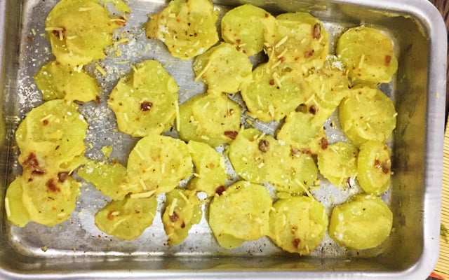 Batata assada com creme de cebola