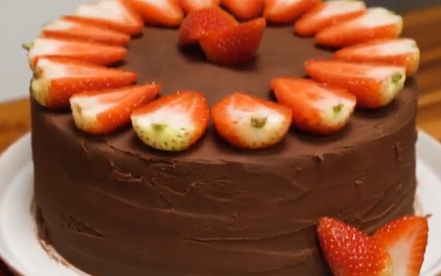 Bolo de morango e chocolate com massa branca