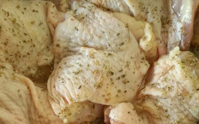 Sobrecoxa desossada com batata ao creme branco com queijo