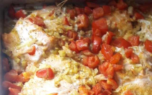 Salmão com cebola e tomate