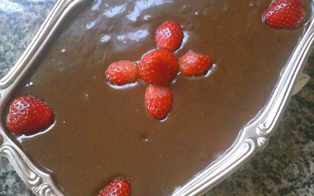 Bombom de morango na travessa