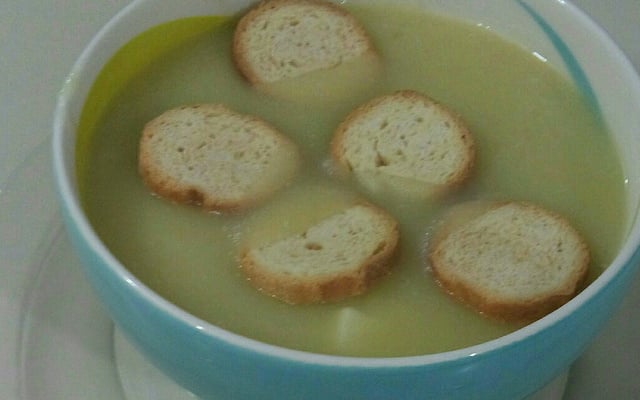 Sopa creme de batata com alho poró