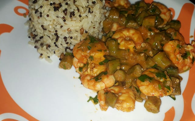 Camarão com quiabo ao leite de coco