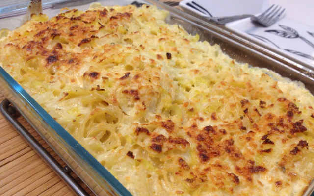 Macarrão ao molho branco com alho-poró e parmesão