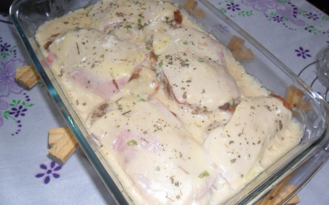 Frango à parmegiana ao molho branco