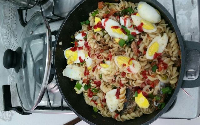 Macarrão parafuso ao molho de sardinha e ovos cozidos.