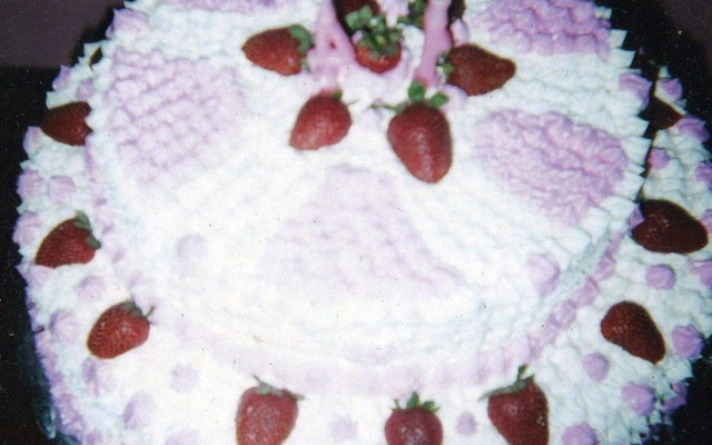 Bolo de aniversário com morangos