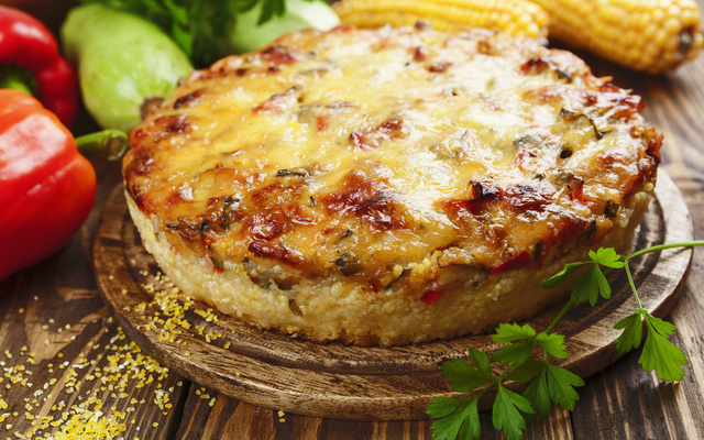 Polenta cremosa com molho de carne moída e queijo estepe