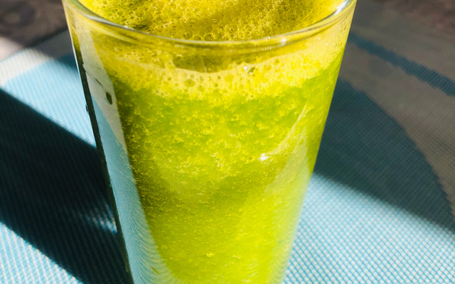 Suco de couve com laranja e mamão