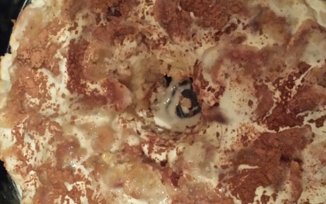 Bolo de banana com creme de leite e canela