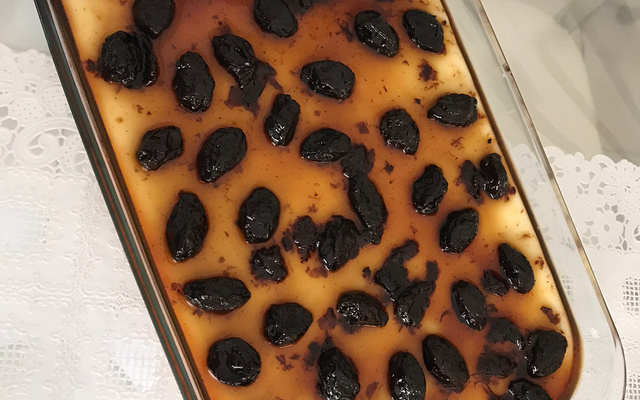 Manjar branco com calda de ameixas