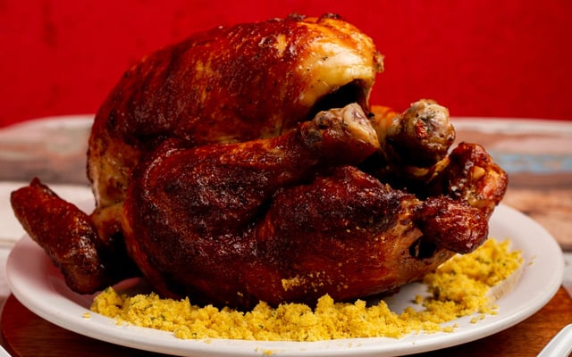 Frango assado recheado com farofa fácil