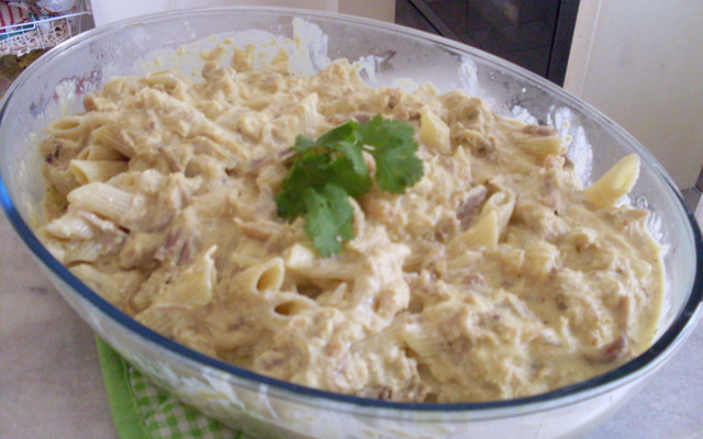 Penne ao molho de frango com curry