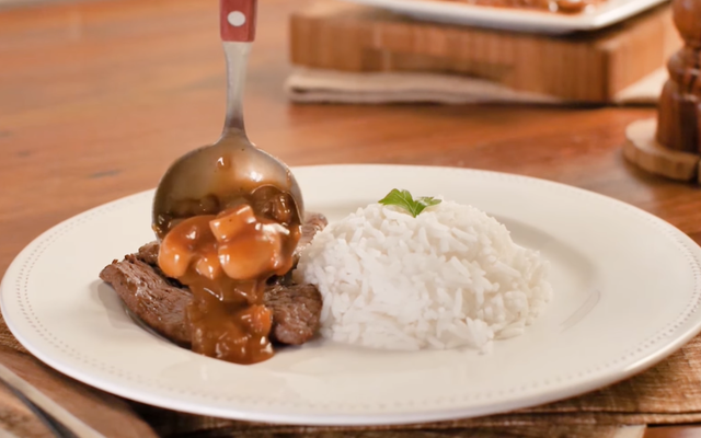 Molho madeira com champignon sobre a carne com arroz