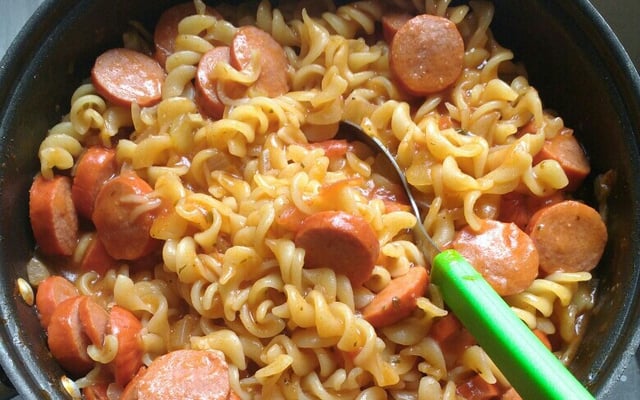 O suculento macarrão com salsicha