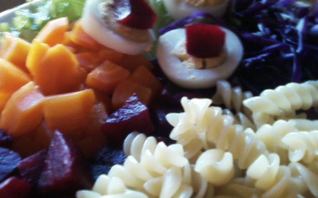 Salada de macarrão ao molho de iogurte e salsinha