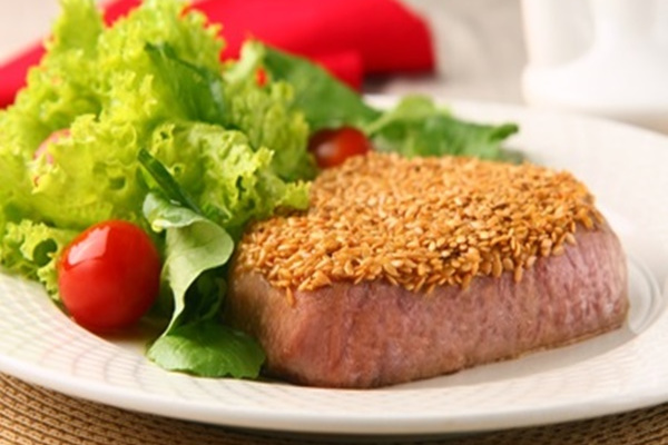 Atum com crosta de semente de linhaça