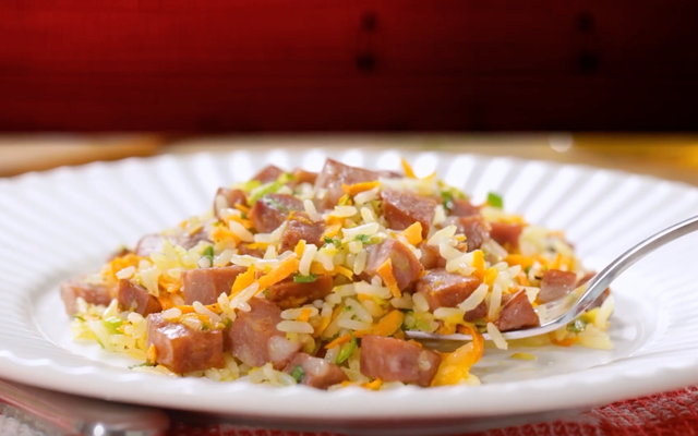 Arroz frito com legumes e linguiça paio
