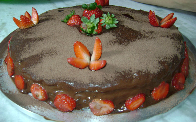 Bolo trufado de morango