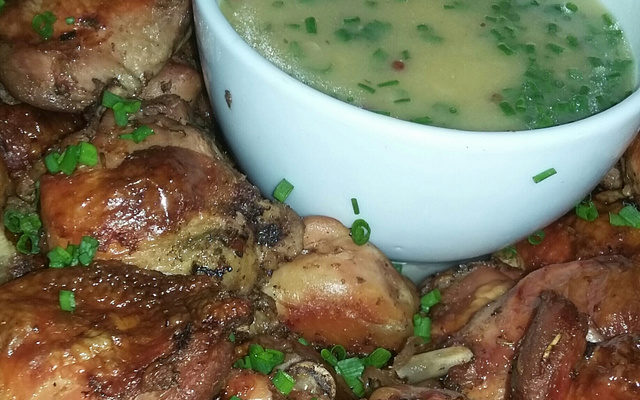 Coxa e sobrecoxa ao molho de laranja com mostarda