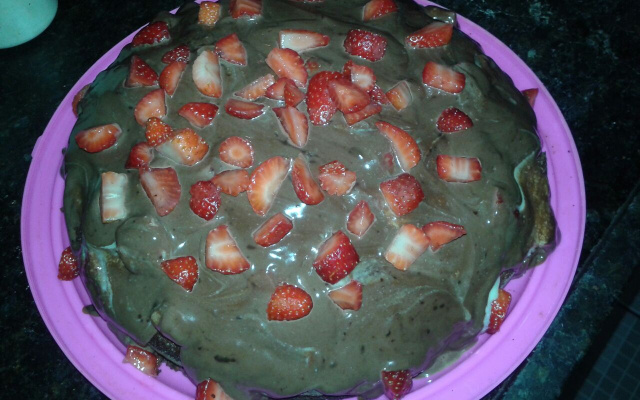 Bolo de chocolate com cobertura de morango do amor