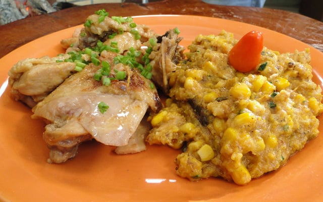 Frango caipira com viradinho de milho no fogão a lenha