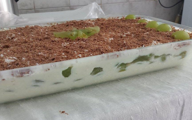 Creme belga com uvas verdes e coco