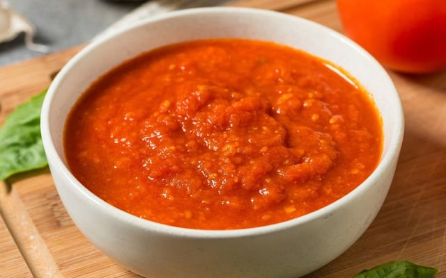 Molho de tomate sem glúten com pedaços em tigela