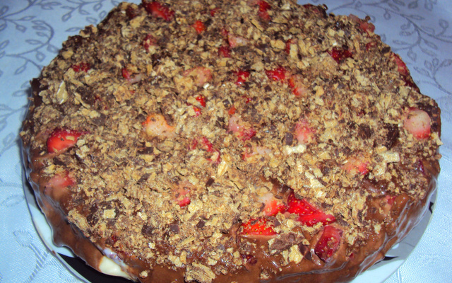 Torta de morango com bis