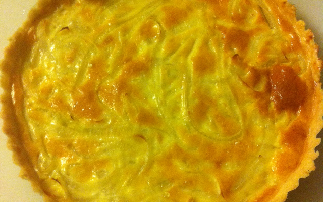 Quiche de cebola rápido, fácil e gostoso