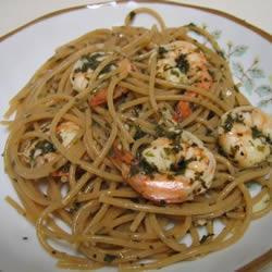 Camarão no linguine com limão e pimenta