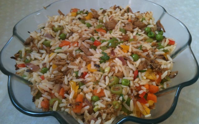Arroz tudo junto e misturado com sobras do churrasco