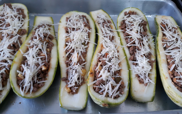 Abobrinha recheada de forno