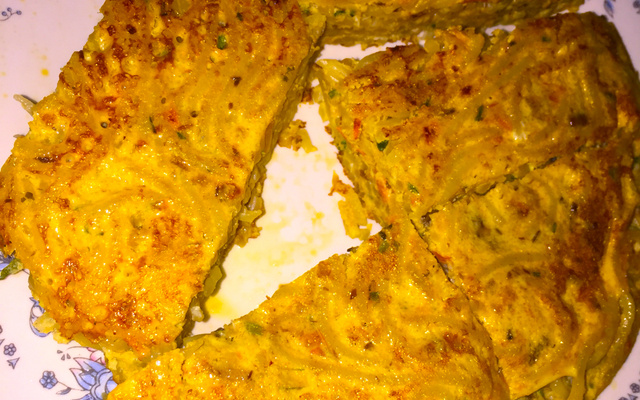 Omelete de sardinha com macarrão da polly