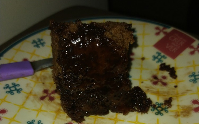 Bolo de chocolate de microondas com calda de falso brigadeiro