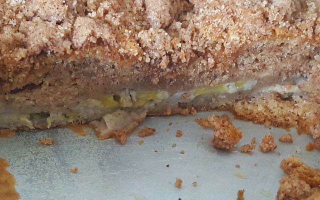 Cuca de banana com farofa