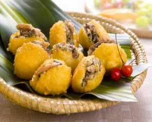 Bolinhos de arroz com refogado de sardinhas