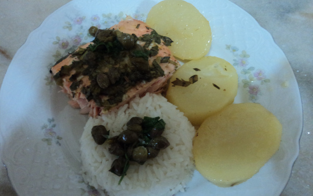 Salmão assado ao molho cítrico e de alcaparras