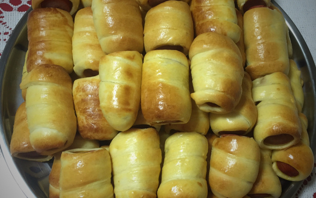 Enroladinho de salsicha assado fácil