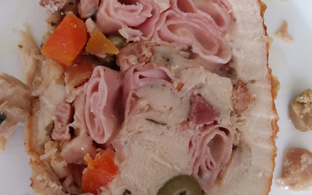 Frango desossado recheado com presunto, queijo e bacon