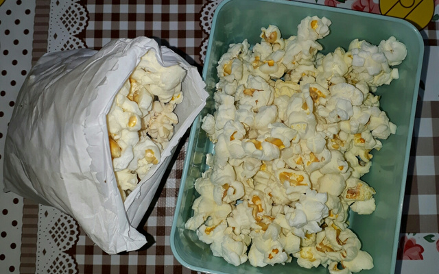 Pipoca de micro-ondas com milho comum sem óleo