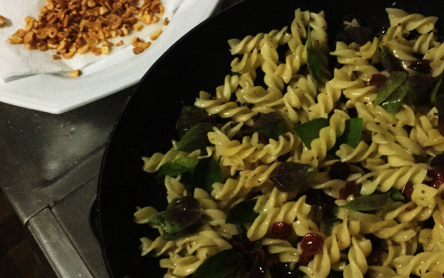 Macarrão com linguiça e manjericão da Manô