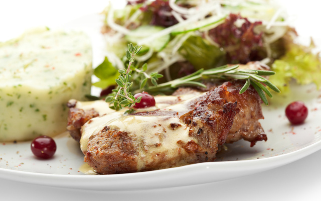 Lombo de Porco ao Molho de Folha Azedinha