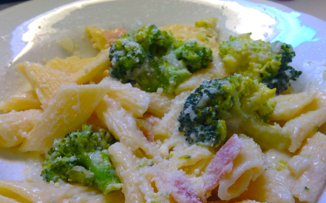 Macarrão ao molho branco e brócolis