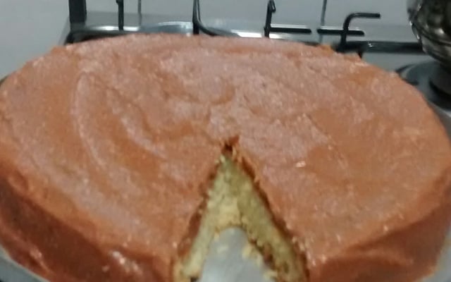 Bolo com cobertura de goiabada