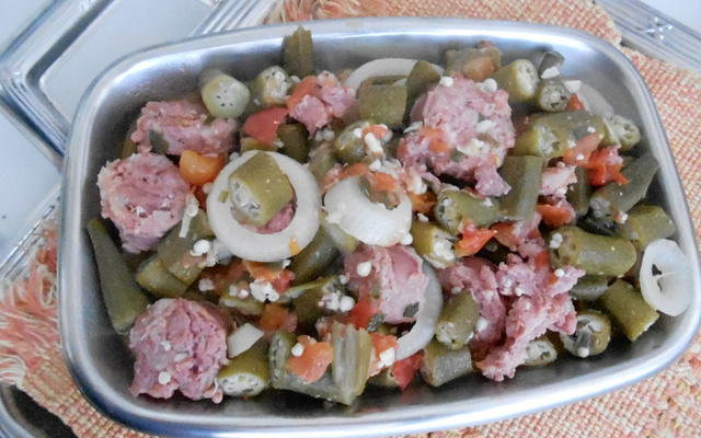 Quiabo com lingüiça