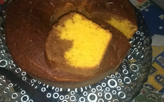 Bolo de cenoura mesclado com chocolate de liquidificador