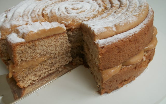 Bolo de canela com recheio e cobertura de doce de leite
